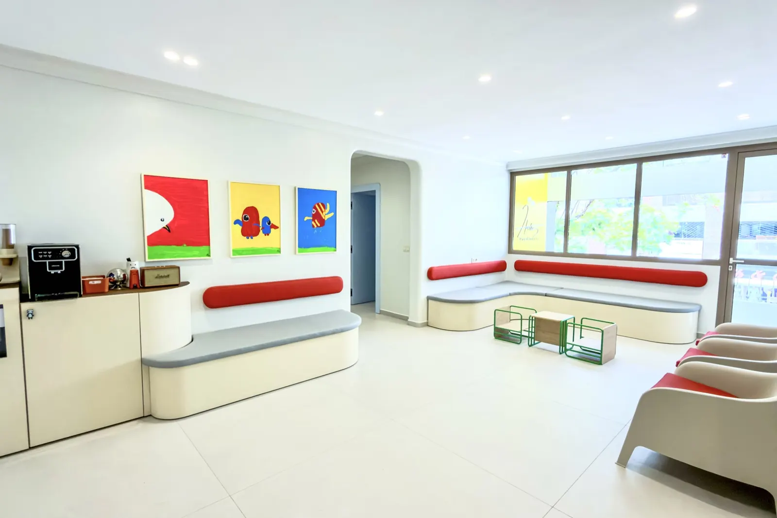 Salle d'attente du cabinet de pédiatrie et neuropédiatrie à Rabat Agdal
