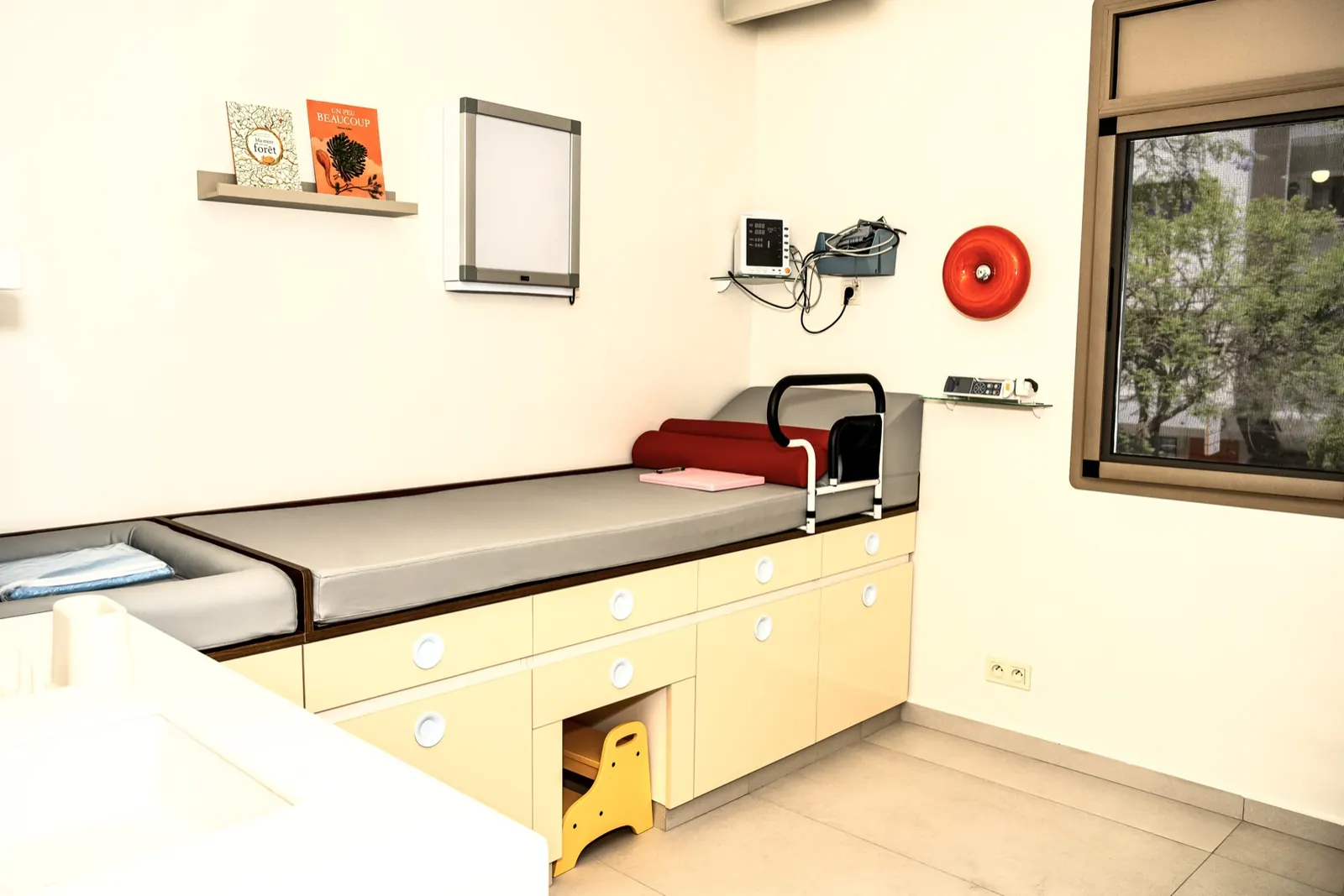 Salle de soins pédiatriques du cabinet à Rabat